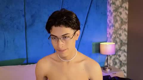 Snapshot of aaron_eze chatting on 11, 9, 2025 Aaron Ezequiel online show from 11, 9, 2025