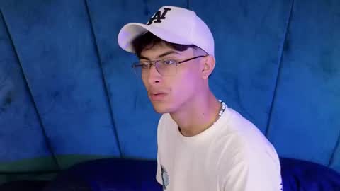 Snapshot of aaron_eze chatting on 28, 9, 2025 Aaron Ezequiel online show from 28, 9, 2025