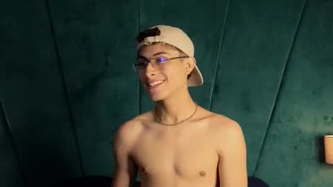 Snapshot of aaron_eze chatting on 11, 10, 2025 Aaron Ezequiel online show from 11, 10, 2025