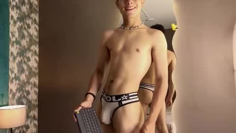 Snapshot of aaron_eze chatting on 18, 10, 2025 Aaron Ezequiel online show from 18, 10, 2025