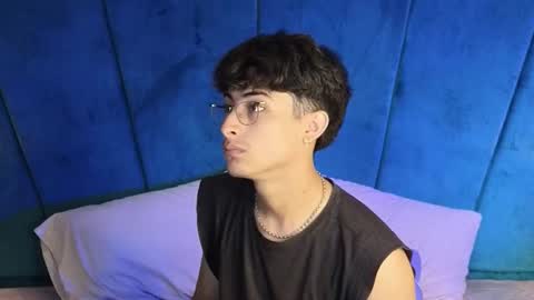 Snapshot of aaron_eze chatting on 19, 10, 2025 Aaron Ezequiel online show from 19, 10, 2025