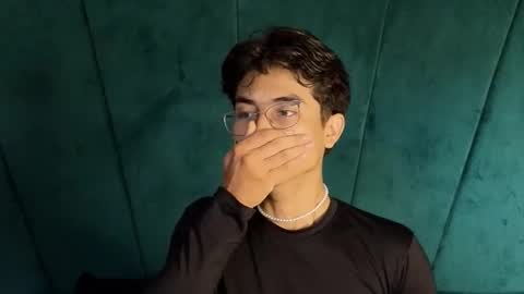 Snapshot of aaron_eze chatting on 31, 10, 2025 Aaron Ezequiel online show from 31, 10, 2025