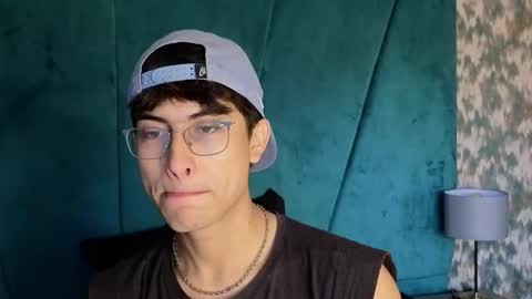 Snapshot of aaron_eze chatting on 2, 11, 2025 Aaron Ezequiel online show from 2, 11, 2025