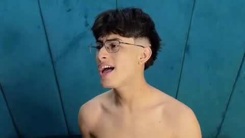 Snapshot of aaron_eze chatting on 6, 11, 2025 Aaron Ezequiel online show from 6, 11, 2025