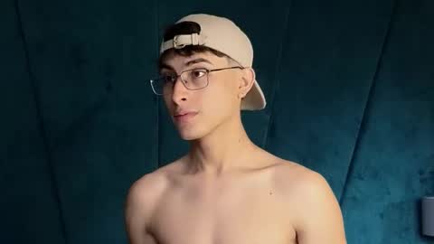 Snapshot of aaron_eze chatting on 8, 11, 2025 Aaron Ezequiel online show from 8, 11, 2025