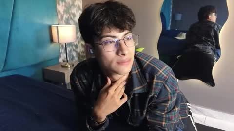 Snapshot of aaron_eze chatting on 23, 11, 2025 Aaron Ezequiel online show from 23, 11, 2025