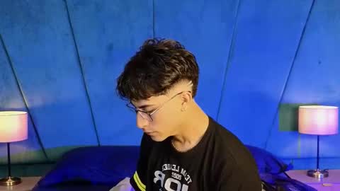 Snapshot of aaron_eze chatting on 26, 11, 2025 Aaron Ezequiel online show from 26, 11, 2025