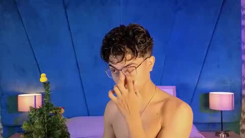 Snapshot of aaron_eze chatting on 4, 12, 2025 Aaron Ezequiel online show from 4, 12, 2025