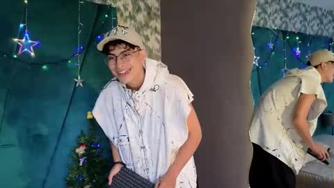 Snapshot of aaron_eze chatting on 5, 12, 2025 Aaron Ezequiel online show from 5, 12, 2025