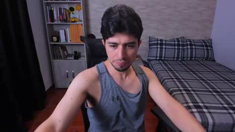 Snapshot of aaron_paul_ chatting on 18, 11, 2025 Aaron online show from 18, 11, 2025