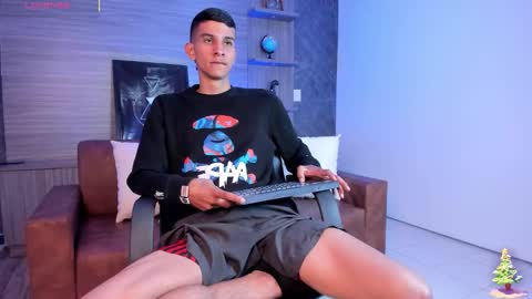 Snapshot of aaron_whitee chatting on 17, 12, 2025 Aaron online show from 17, 12, 2025