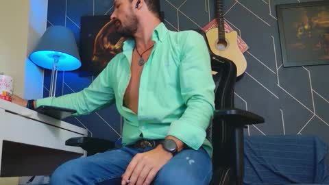 Snapshot of aaronbomer chatting on 17, 9, 2025 Aaron online show from 17, 9, 2025