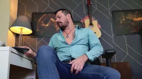 Snapshot of aaronbomer chatting on 18, 12, 2025 Aaron online show from 18, 12, 2025