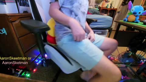 Snapshot of aaronskeetman chatting on 17, 12, 2024 Aaron Skeetman online show from 17, 12, 2024