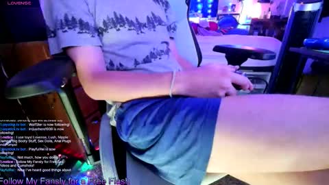 Snapshot of aaronskeetman chatting on 3, 12, 2025 Aaron Skeetman online show from 3, 12, 2025