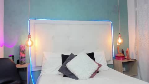 Abby Dixon  online show from 15, 12, 2025