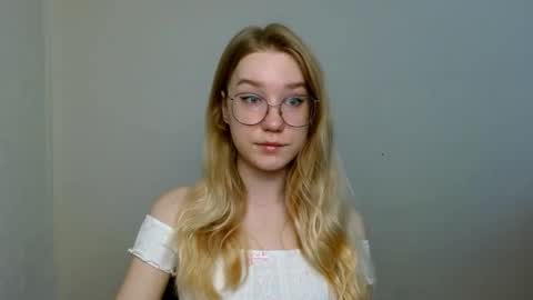 Snapshot of abbymoore__ chatting on 19, 11, 2025 Abby Lovense is active online show from 19, 11, 2025