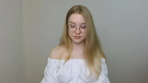 Abby Lovense is active online show from 23, 4, 2026