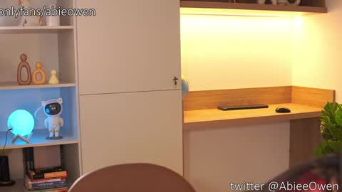 abie_owen online show from 12, 11, 2025