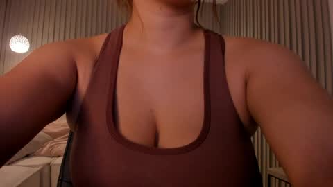 Snapshot of abrilbloom_ chatting on 19, 5, 2026 abril online show from 19, 5, 2026