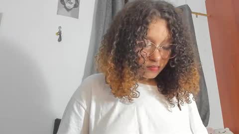 Snapshot of ada_gales_ chatting on 14, 11, 2025 Isa online show from 14, 11, 2025