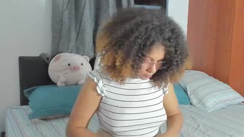 Snapshot of ada_gales_ chatting on 15, 11, 2025 Isa online show from 15, 11, 2025