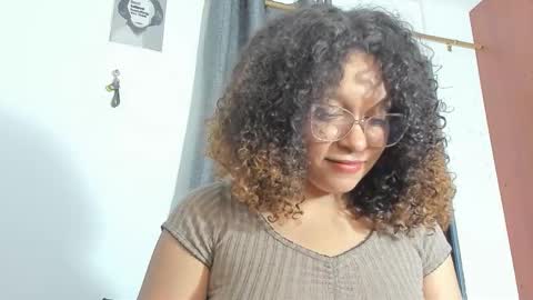 Snapshot of ada_gales_ chatting on 17, 11, 2025 Isa online show from 17, 11, 2025