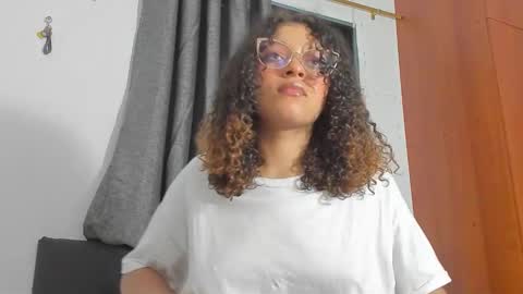 Snapshot of ada_gales_ chatting on 21, 11, 2025 Isa online show from 21, 11, 2025