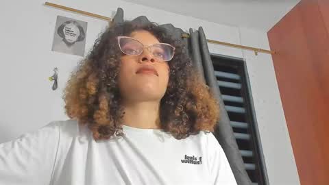 Snapshot of ada_gales_ chatting on 27, 11, 2025 Isa online show from 27, 11, 2025