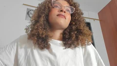 Snapshot of ada_gales_ chatting on 18, 12, 2025 Isa online show from 18, 12, 2025