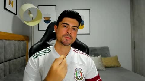 Snapshot of adam_clarke chatting on 25, 11, 2025 adam clarke online show from 25, 11, 2025