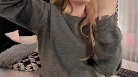 Snapshot of adeelinee chatting on 20, 11, 2025 Ade online show from 20, 11, 2025