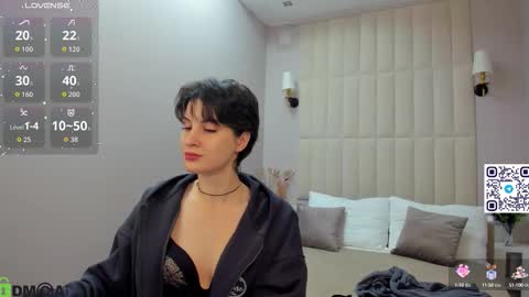 Adeline Perle online show from 29, 9, 2025