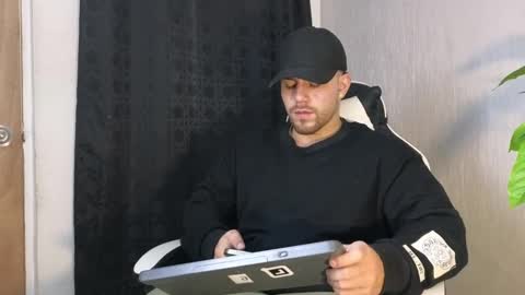 Snapshot of ades_lowe chatting on 7, 10, 2025 Ades online show from 7, 10, 2025