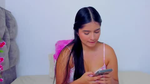 Snapshot of adhara__evanss chatting on 6, 1, 2025   online show from 6, 1, 2025