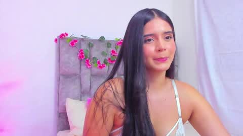 Snapshot of adhara__evanss chatting on 7, 1, 2025   online show from 7, 1, 2025