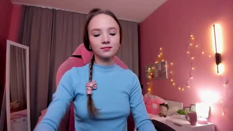 Snapshot of adria_arjona chatting on 23, 11, 2025 Eva online show from 23, 11, 2025