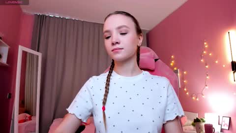 Snapshot of adria_arjona chatting on 30, 11, 2025 Eva online show from 30, 11, 2025