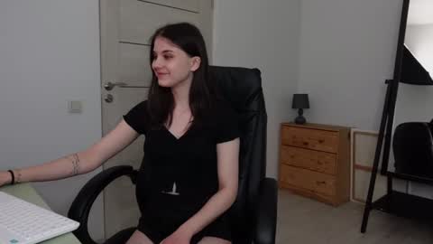 Snapshot of agelina_summer chatting on 5, 1, 2025 Agelina Lilly Laura online show from 5, 1, 2025