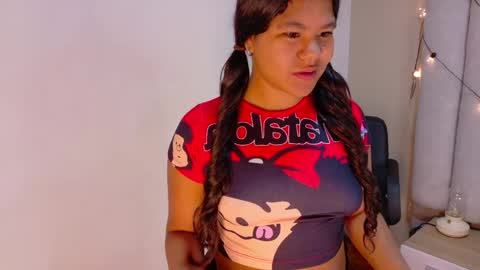 Snapshot of ahslyevans__ chatting on 5, 4, 2026 AHSLY online show from 5, 4, 2026