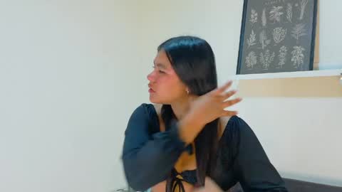 Snapshot of ahslyevans__ chatting on 17, 4, 2026 AHSLY online show from 17, 4, 2026