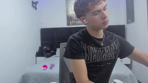 Snapshot of aiiden_15 chatting on 22, 10, 2025 Aiden online show from 22, 10, 2025