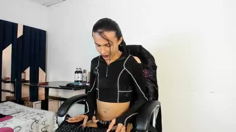 Snapshot of aisha_hotts777 chatting on 18, 10, 2025 Aisha online show from 18, 10, 2025