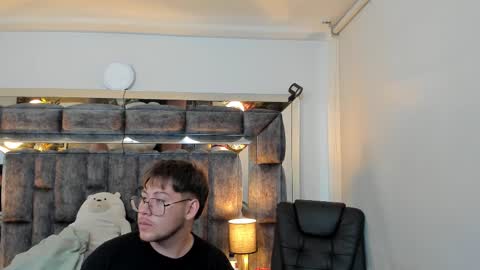 Queen Dumont   online show from 15, 2, 2025