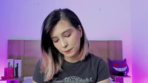 Snapshot of akatsumi_ chatting on 8, 11, 2025 Akartsumi online show from 8, 11, 2025