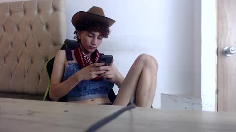 Snapshot of alantrickz365 chatting on 8, 10, 2025 alantrickz365 online show from 8, 10, 2025