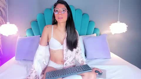 Alassia Hocthner online show from 13, 9, 2025