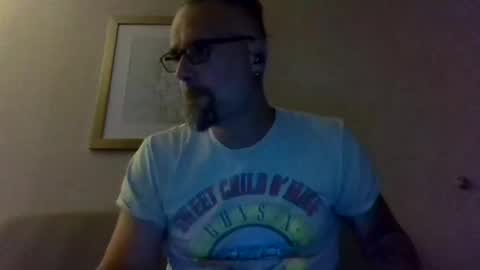 Snapshot of alcura_x chatting on 28, 10, 2025 Alex online show from 28, 10, 2025