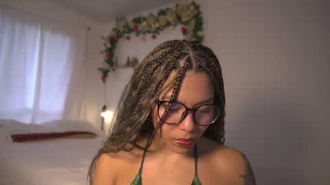 Snapshot of alejandra_kiss98 chatting on 5, 1, 2025 O.F alejandra h1998 stream 300 pm - 1100 pm online show from 5, 1, 2025