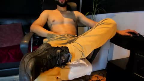 Snapshot of alessandro__wye chatting on 19, 12, 2025 ALESSANDRO WYE online show from 19, 12, 2025